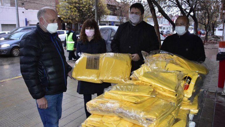 Gaido entregó 200 ambos amarillos a la unidad COVID del Castro Rendón