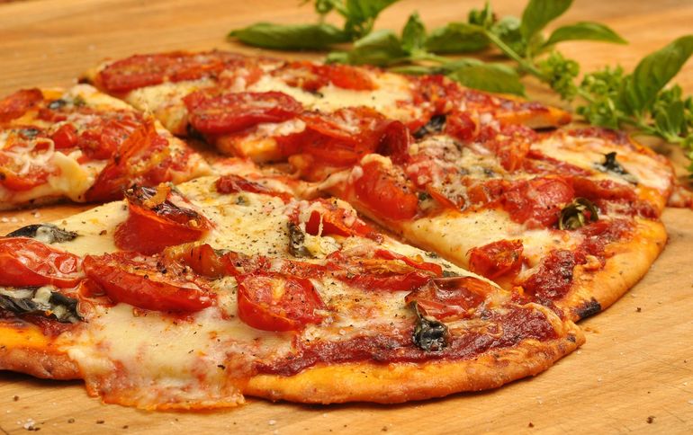 Pizza casera, una receta sencilla y deliciosa. Pizza casera, una receta sencilla y deliciosa.