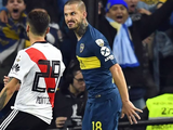 Darío Benedetto festeja con una burla el 1 a 0 parcial ante River en la final de la Copa Libertadores en Madrid.