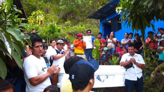El video del momento en el que al chico lo sacan del cajón y lo llevan al hospital se viralizó rápidamente. El insólito hecho ocurrió en Tingo María, Perú.