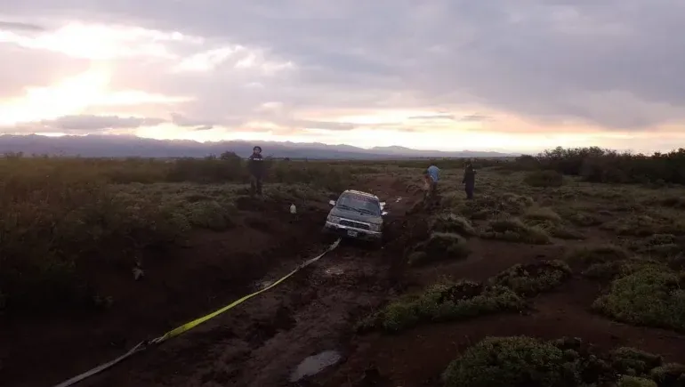 Rescate de una camioneta y sus ocupantes en alta montaña.
