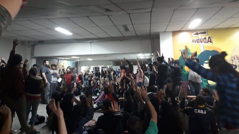 Estudiantes tomaron Humanidades y bloquearon el rectorado de la UNCo