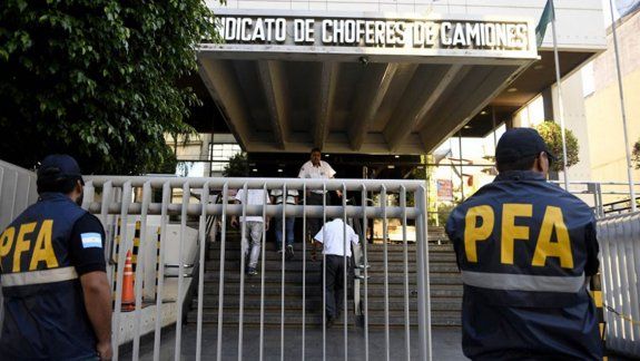 Allanaron una sede de Camioneros por pedidos de coimas