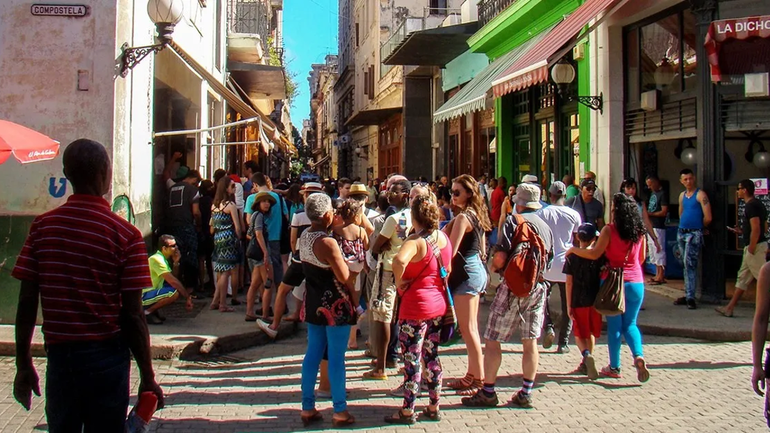 Colas para comprar alimentos en Cuba