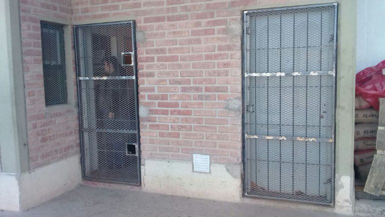 Colocaron rejas en todos los accesos del matadero en La Meseta.