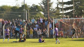 De cabeza, Leo Parra anotó uno de los siete goles ante Cipolletti. (Foto: Antonio Spagnulo). De cabeza, Leo Parra anotó uno de los siete goles ante Cipolletti. (Foto: Antonio Spagnulo).