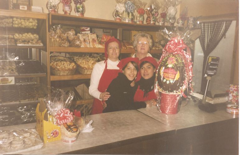 Nélida frente al mostrador de la panadería original de Margus. 