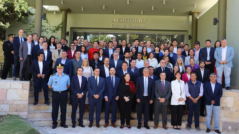 El gobernador, intendentes y funcionarios coordinaron acciones para detener la droga en Neuquén. El gobernador, intendentes y funcionarios coordinaron acciones para detener la droga en Neuquén.