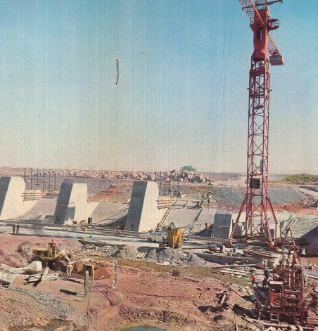 Imágenes de la construcción de la obra que desvió el río Neuquén