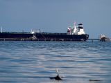 FOTO DE ARCHIVO-El tanquero Kerala, fletado por Chevron, está siendo cargado en la terminal petrolera de Bajo Grande en el lago de Maracaibo, en el municipio de San Francisco, Venezuela.