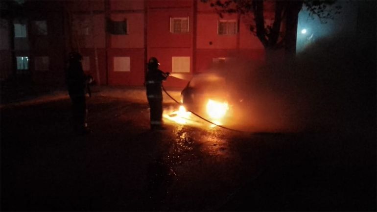 Incendiaron dos autos en un día en la comarca petrolera
