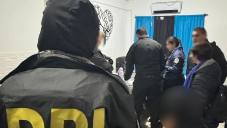 Amenazas de tiroteos en escuelas de Chubut: allanan casas de alumnos y advierten que podrían ir presos.