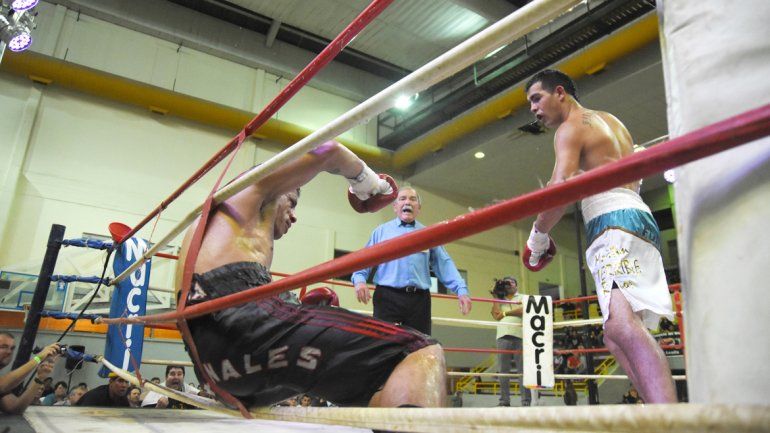 El golpe certero de Martín Ríos dejó sin reacción a Vega.