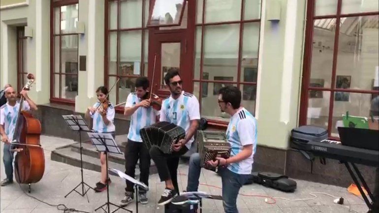 El tango suena en el centro de Moscú