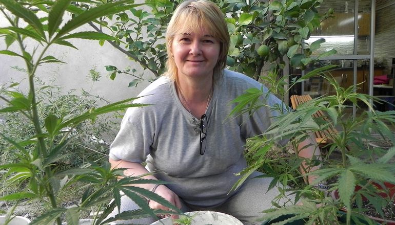 Berta Tachek, de Puerto Madryn, escuchó emocionada el reconocimiento de cada uno de los diputados que hablaron en la sesión en la que que se aprobó la Ley Salomé. Berta Tachek, de Puerto Madryn, escuchó emocionada el reconocimiento de cada uno de los diputados que hablaron en la sesión en la que que se aprobó la Ley Salomé. 