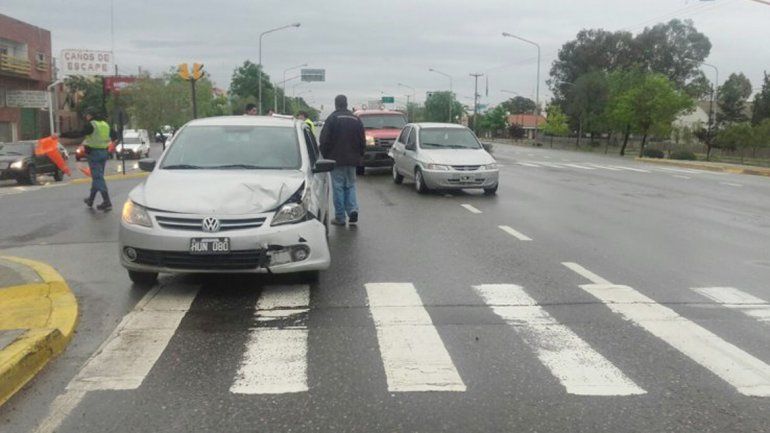 El Gol impactó en la parte trasera del Suzuki Fun sobre la Ruta 22.