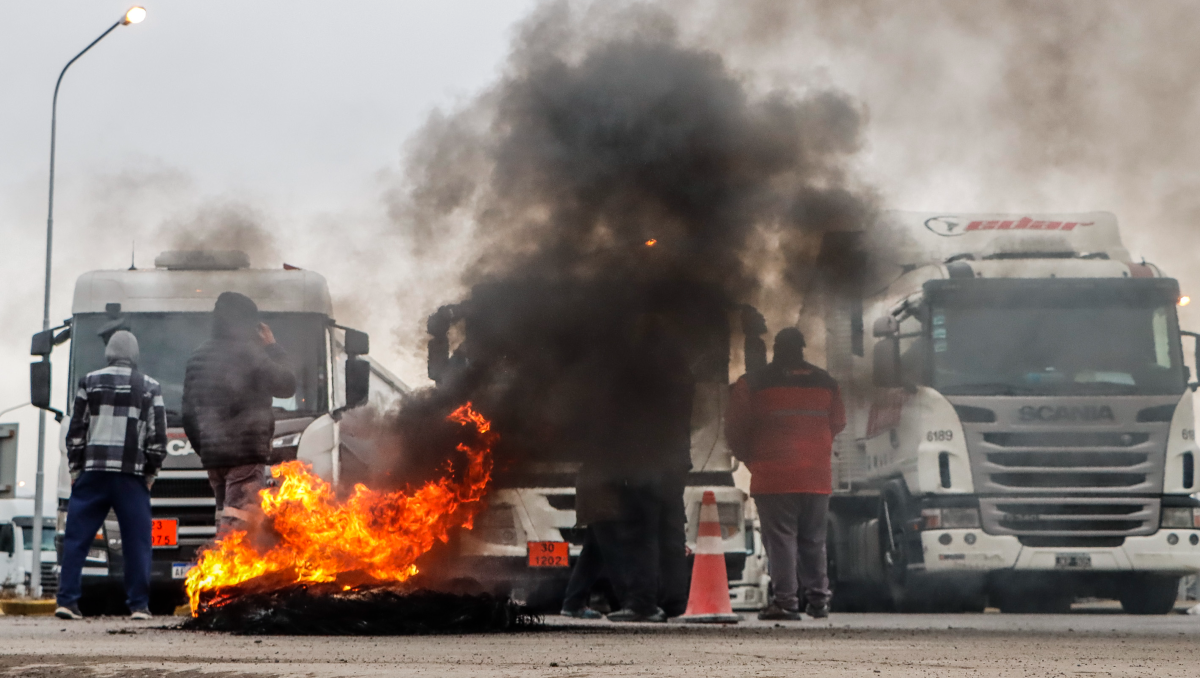 En fotos: largas filas de camiones por la protesta en los puentes