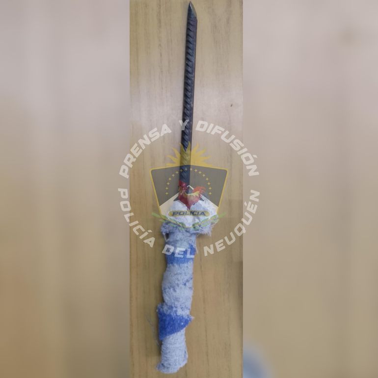 El joven de Centenario que se encontraba prófugo desde el viernes por la noche cuando burló la consigna policial de la Comisaría Quinta, atacó al personal policial con un arma blanca casera cuando fue identificado. El joven de Centenario que se encontraba prófugo desde el viernes por la noche cuando burló la consigna policial de la Comisaría Quinta, atacó al personal policial con un arma blanca casera cuando fue identificado.