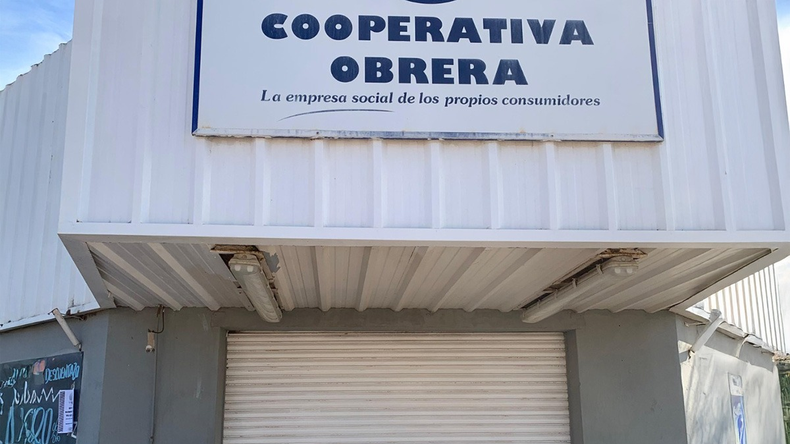 La histórica sucursal de la Cooperativa Obrera, cerrada hasta nuevo aviso.