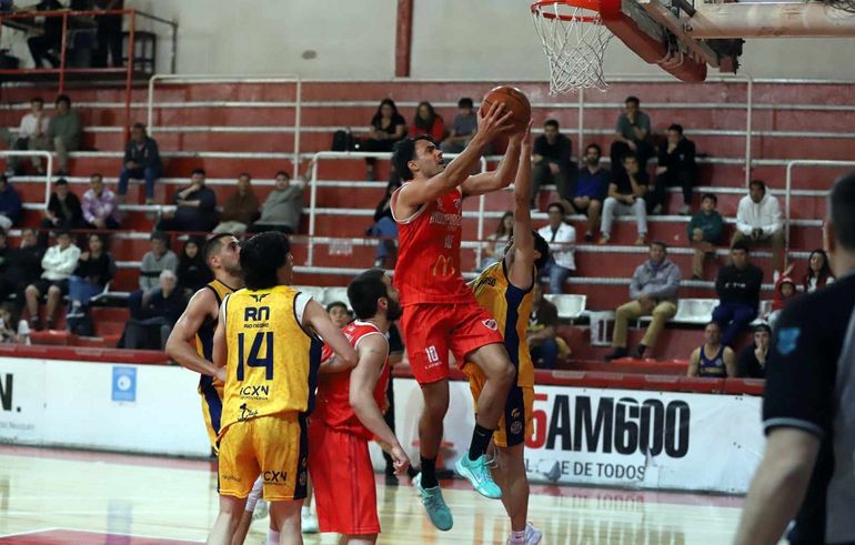 Julián Fedele se destacó en los dos costados de la cancha para el Rojo. Fotos: Claudio Espinoza