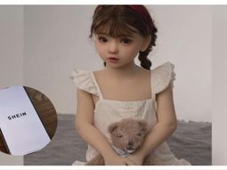 El escándalo agrava la situación de Shein, que ya enfrenta denuncias en Europa por prácticas engañosas, impacto ambiental y condiciones laborales cuestionadas. El escándalo agrava la situación de Shein, que ya enfrenta denuncias en Europa por prácticas engañosas, impacto ambiental y condiciones laborales cuestionadas.