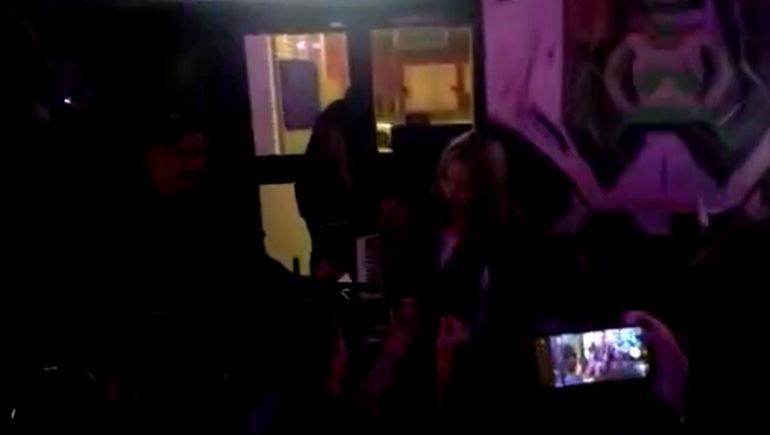 Irrumpió un show en vivo para pedir casamiento: todo quedó grabado