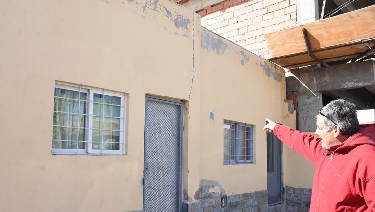 Tres años padeciendo los destrozos que una construcción le hace a su casa