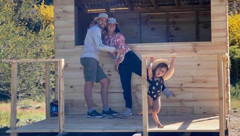 Willy, Rocío y la pequeña en el parador de Radal Co, Villa Pehuenia, antes del incendio intencional. Willy, Rocío y la pequeña en el parador de Radal Co, Villa Pehuenia, antes del incendio intencional.