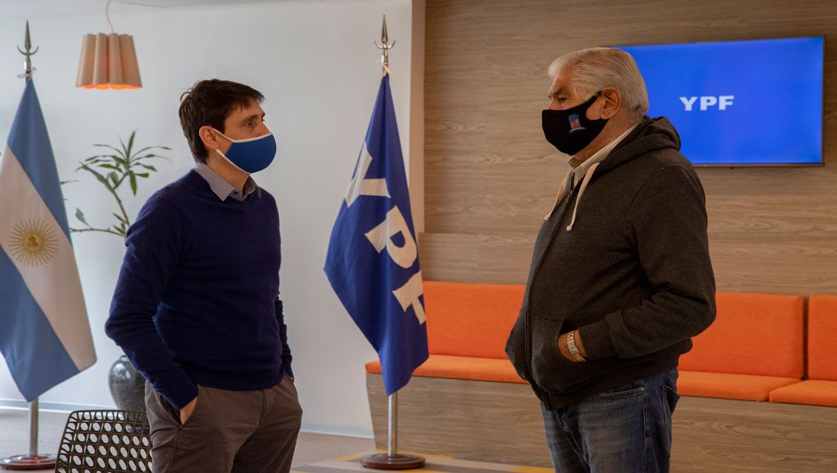 Affronti y Pereyra en la sede de YPF en Neuqu&eacute;n.