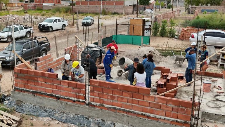 Es arquitecta y lidera un proyecto que enseña a las mujeres a construir sus propias casas