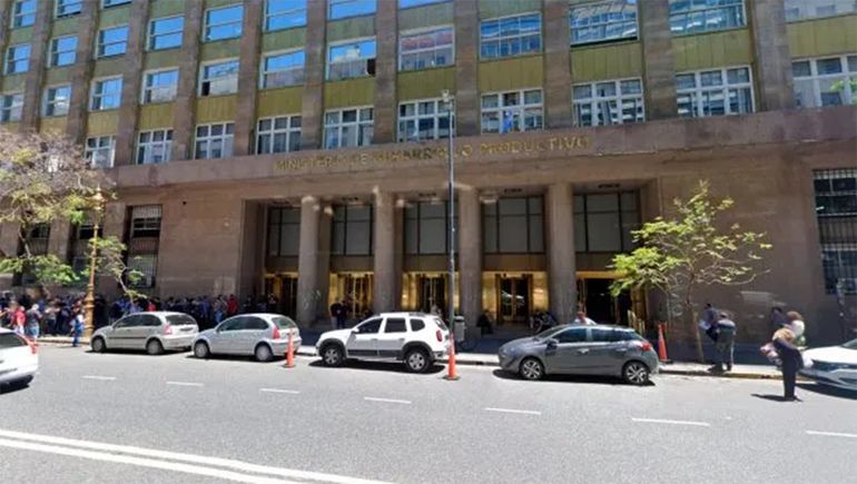 Conmoción en el Ministerio de Producción: hallaron muerto a un empleado