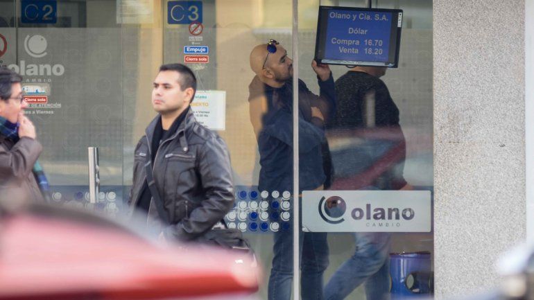 Las casas de cambio no hicieron ayer la diferencia por el aumento de la divisa.