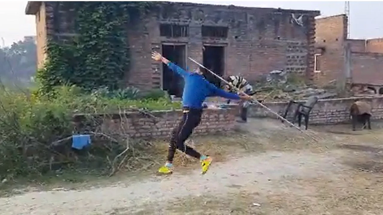 La joven promesa de jabalina que entrena entre vacas