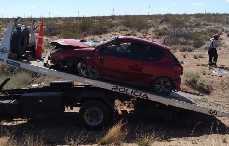 Intentó pasar un colectivo, lo chocó y volcó: seis heridos