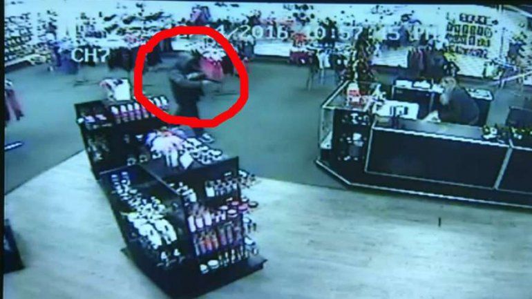 Las chicas le revolearon lo que tenían a mano y el delincuente se escapó.