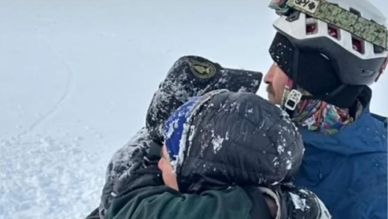 Una hora tapados por la nieve: el dramático rescate de una pareja atrapada por una avalancha en Ushuaia