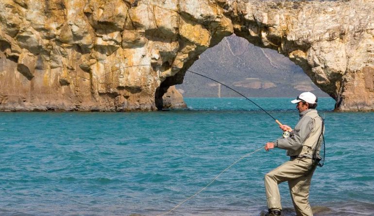 El arco de piedra del lago Posadas, en Santa Cruz. El arco de piedra del lago Posadas, en Santa Cruz.