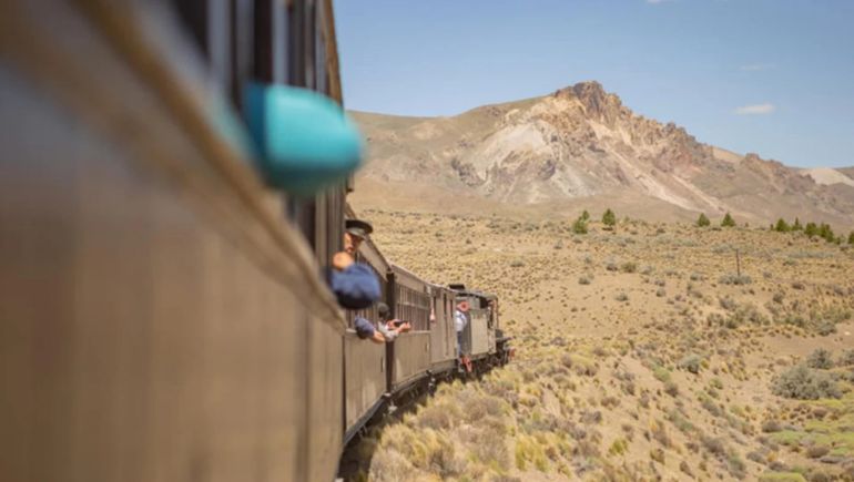 La Trochita, el Viejo Expreso de la Patagonia, es uno de los grandes atractivos turísticos de El Maitén. La Trochita, el Viejo Expreso de la Patagonia, es uno de los grandes atractivos turísticos de El Maitén.