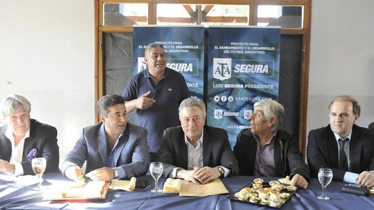 La AFA desmintió que Fox y Turner la hayan apretado por unas cláusulas.