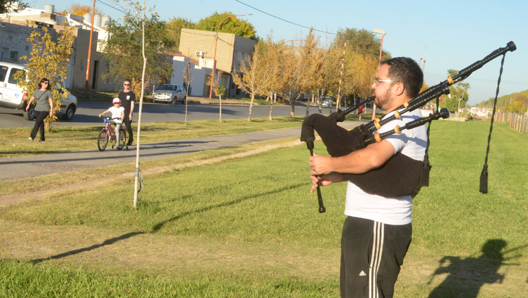Con su gaita escocesa le pone más ritmo a las caminatas