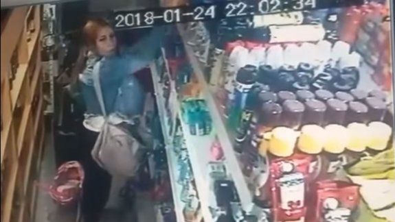Escracharon a una mujer que robaba en un local comercial 