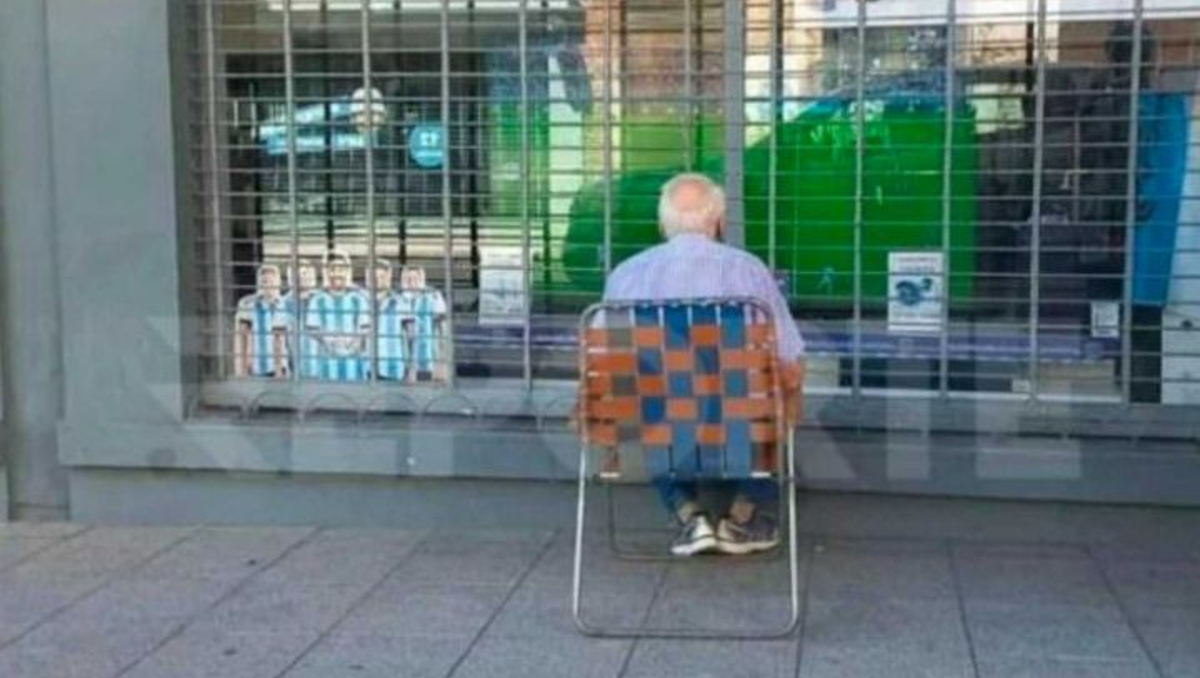 La historia del abuelo que miraba el partido  en una vidriera