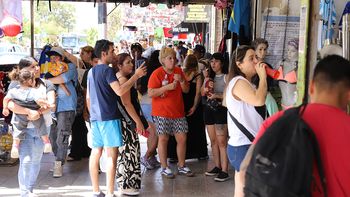 En 25 fotos, los neuquinos copan el Bajo para las compras de Navidad