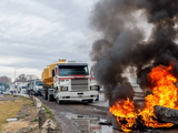 Transportistas cortaron el tránsito en la rotonda de las rutas 22 y 151