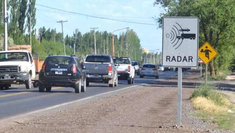 Alta velocidad y luces bajas, las multas del radar cipoleño en Ruta 151