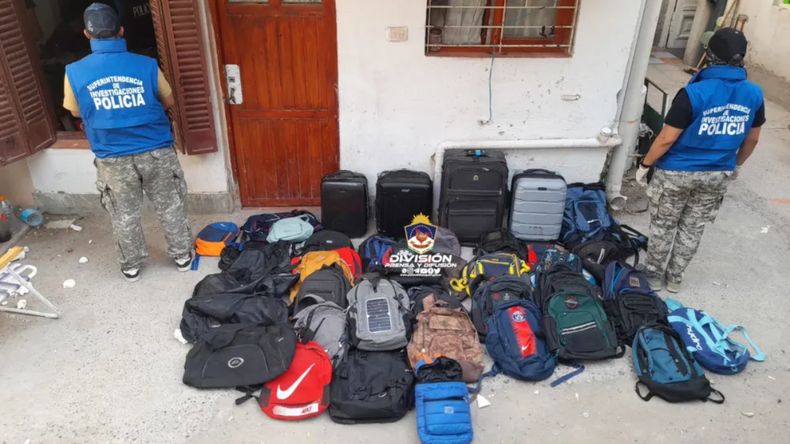 Encontraron inhibidores y un arma de fuego en varios allanamientos