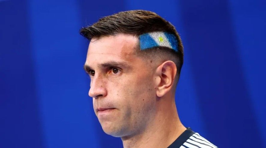 Dibu Martínez, seguido por un grande de Europa.