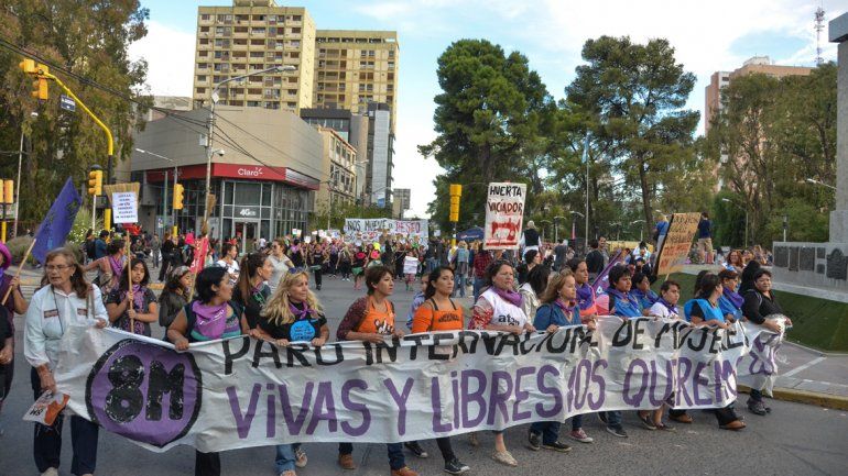 Las mujeres hicieron sentir sus reclamos en las calles de la capital neuquina