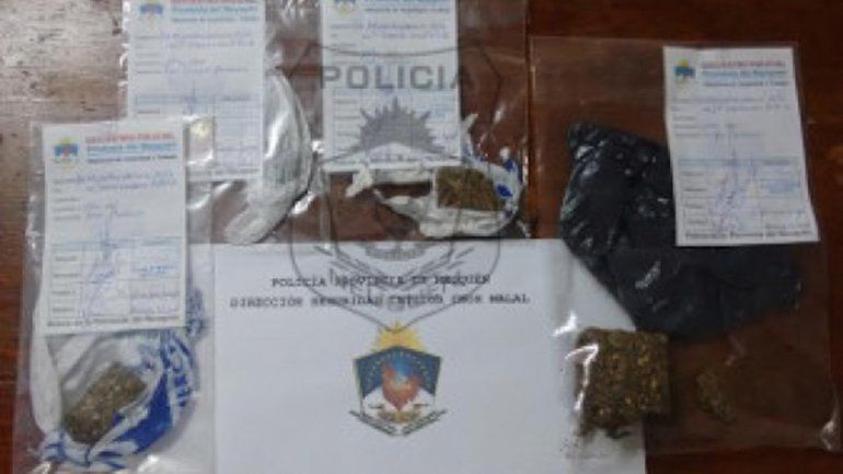 Su mamá le encontró droga y lo entregó a la policía