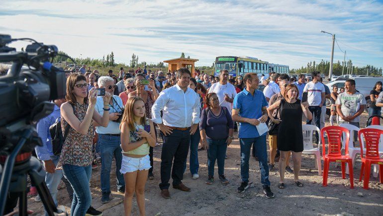 Autoridades y la comisión vecinal de Colonia Rural Nueva Esperanza reciben la llegada del primer colectivo. Autoridades y la comisión vecinal de Colonia Rural Nueva Esperanza reciben la llegada del primer colectivo.